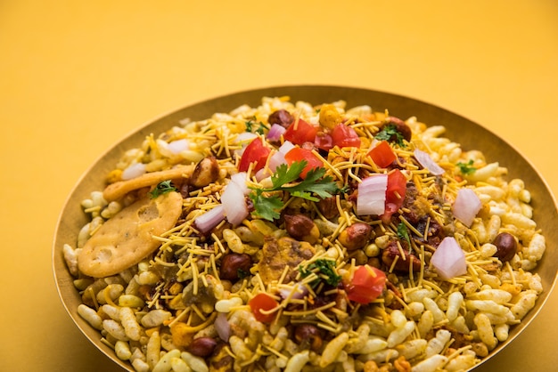 Bhel Puri est une collation salée ou un article Chaat de l'Inde. Il est composé de riz soufflé, de légumes et d'une sauce piquante au tamarin. Nourriture indienne populaire au bord de la route