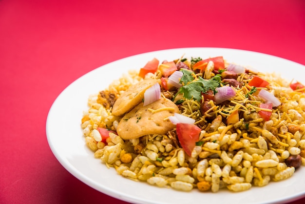 Bhel Puri est une collation salée ou un article Chaat de l'Inde. Il est composé de riz soufflé, de légumes et d'une sauce piquante au tamarin. Nourriture indienne populaire au bord de la route