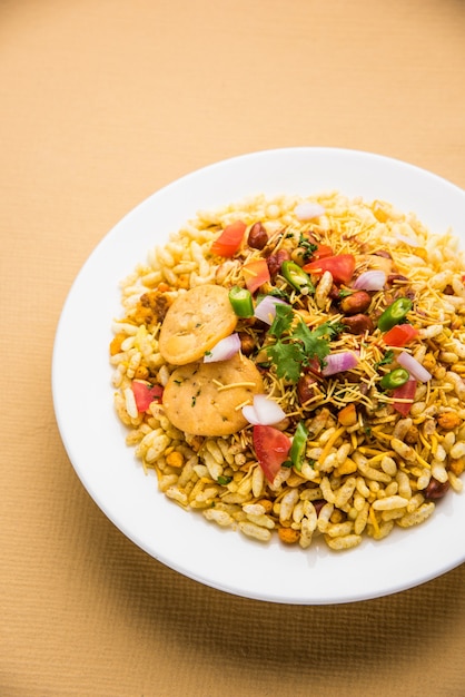 Bhel Puri est une collation salée ou un article Chaat de l'Inde. Il est composé de riz soufflé, de légumes et d'une sauce piquante au tamarin. Nourriture indienne populaire au bord de la route