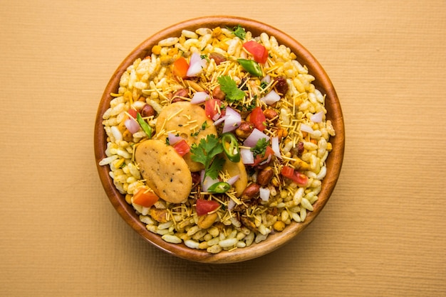 Bhel Puri est une collation salée ou un article Chaat de l'Inde. Il est composé de riz soufflé, de légumes et d'une sauce piquante au tamarin. Nourriture indienne populaire au bord de la route