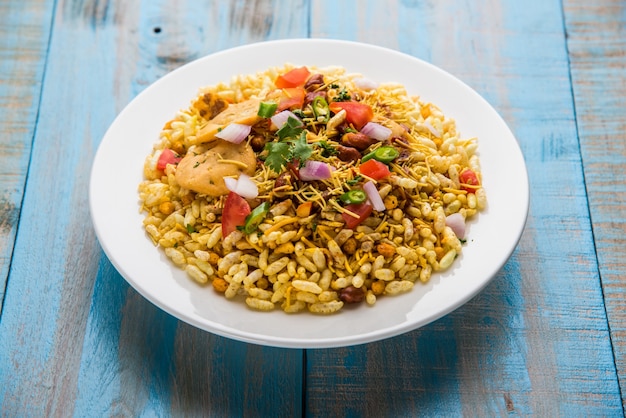 Bhel Puri est une collation salée ou un article Chaat de l'Inde. Il est composé de riz soufflé, de légumes et d'une sauce piquante au tamarin. Nourriture indienne populaire au bord de la route