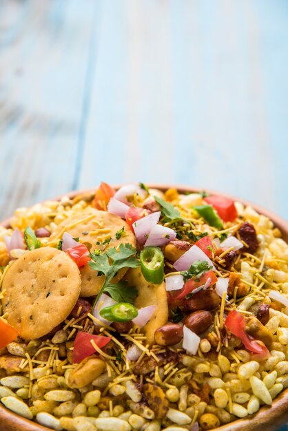 Bhel Puri est une collation salée ou un article Chaat de l'Inde. Il est composé de riz soufflé, de légumes et d'une sauce piquante au tamarin. Nourriture indienne populaire au bord de la route