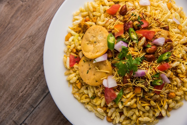 Bhel Puri est une collation salée ou un article Chaat de l'Inde. Il est composé de riz soufflé, de légumes et d'une sauce piquante au tamarin. Nourriture indienne populaire au bord de la route