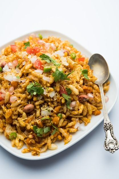 Le Bhelpuri Chaat ou chat est un plat indien savoureux au bord de la route, servi dans un bol ou une assiette. mise au point sélective