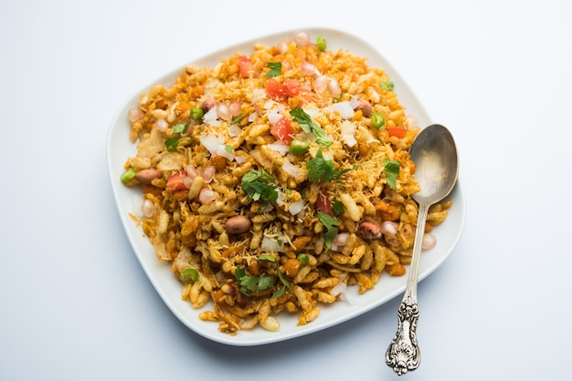 Le Bhelpuri Chaat ou chat est un plat indien savoureux au bord de la route, servi dans un bol ou une assiette. mise au point sélective