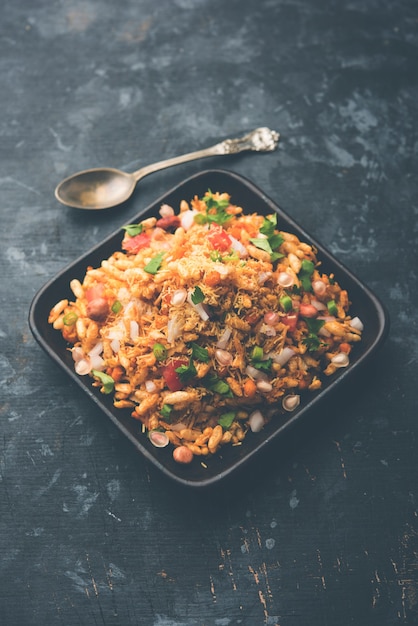 Le Bhelpuri Chaat ou chat est un plat indien savoureux au bord de la route, servi dans un bol ou une assiette. mise au point sélective