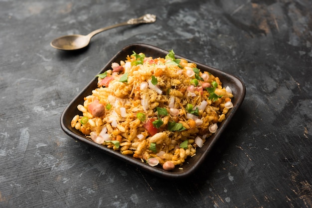 Le Bhelpuri Chaat ou chat est un plat indien savoureux au bord de la route, servi dans un bol ou une assiette. mise au point sélective