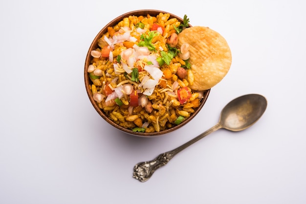 Le Bhelpuri Chaat ou chat est un plat indien savoureux au bord de la route, servi dans un bol ou une assiette. mise au point sélective