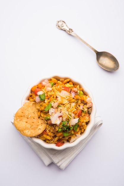 Le Bhelpuri Chaat ou chat est un plat indien savoureux au bord de la route, servi dans un bol ou une assiette. mise au point sélective