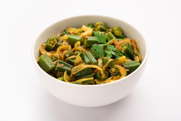 Bhindi do pyaza est un plat indien du nord de style restaurant fait avec du gombo ou des doigts de dames ou des herbes d'épices ochro beaucoup d'oignons