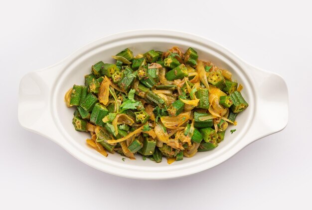 Bhindi do pyaza est un plat indien du nord de style restaurant fait avec du gombo ou des doigts de dames ou des herbes d'épices ochro beaucoup d'oignons