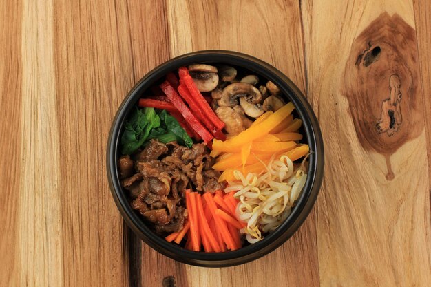 Bibimbap, salade épicée coréenne avec bol de riz, style alimentaire traditionnellement coréen. Vue de dessus