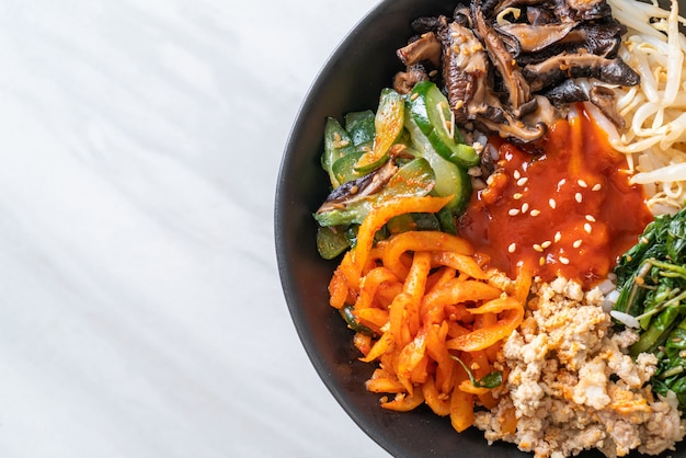 Bibimbap, salade épicée coréenne avec bol de riz - style de cuisine traditionnelle coréenne