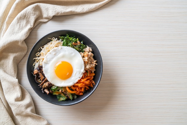 Bibimbap, salade épicée coréenne avec riz et œuf au plat