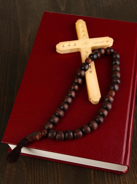 Bible chapelet et croix sur table en bois libre