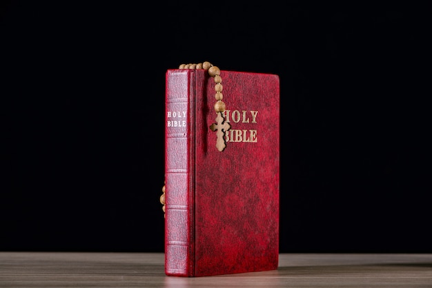 Bible et croix dans le concept religieux