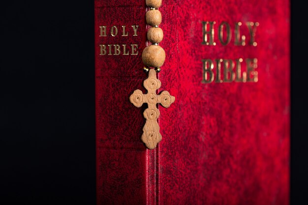 Bible et croix dans le concept religieux