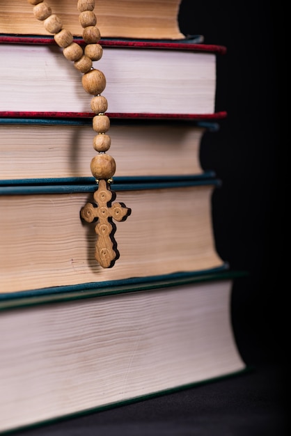 Bible et croix dans le concept religieux