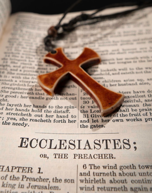 Bible et croix de la sainte religion