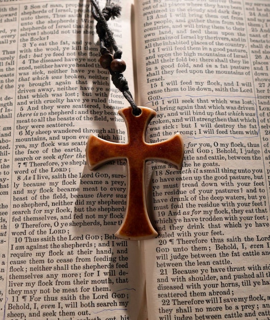 Bible et croix de la sainte religion