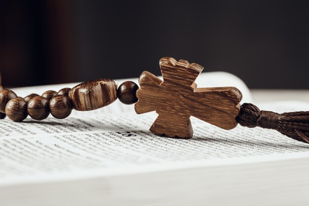 Bible et un crucifix sur une vieille table en bois