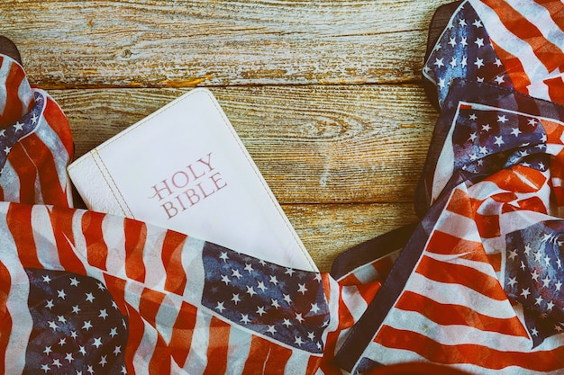 Bible et drapeau américain