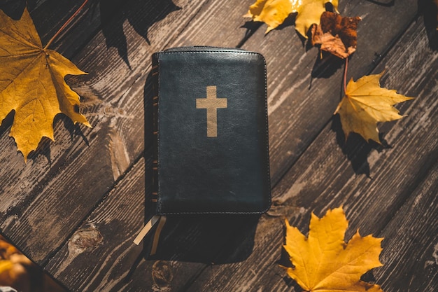 Bible sur un fond en bois dans les feuilles d'automne