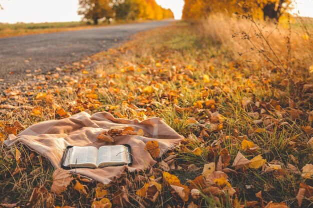 Photo la bible ouverte sur une couverture d'automne