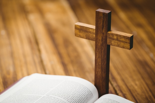 Bible ouverte avec l&#39;icône de crucifix derrière