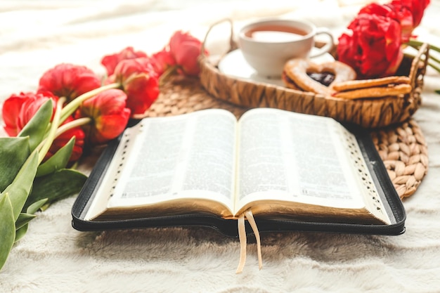 Bible ouverte à l'intérieur du matin à la maison