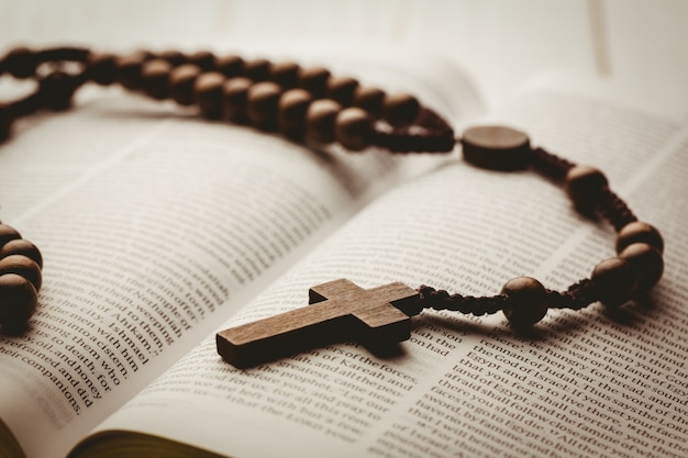 Bible ouverte et perles de chapelet en bois