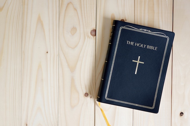 Bible sacrée sur la table en bois