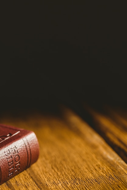 Bible sur la table en bois