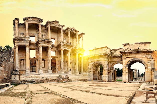Bibliothèque antique de Celsus à Ephèse sous un ciel jaune. Turquie. patrimoine culturel de l'UNESCO