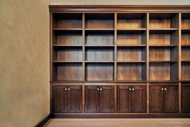 Photo bibliothèque domestique détail d'une bibliothèque en bois antique avec des étagères vides placées dans la bibliothèque domestique dans la maison