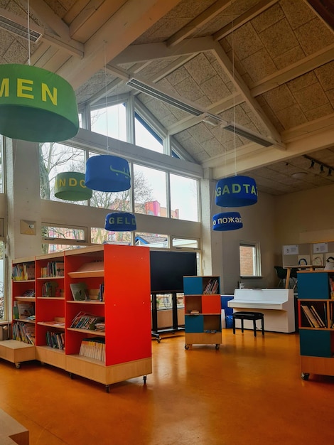 Une bibliothèque avec un panneau rouge et bleu qui dit "femmes"