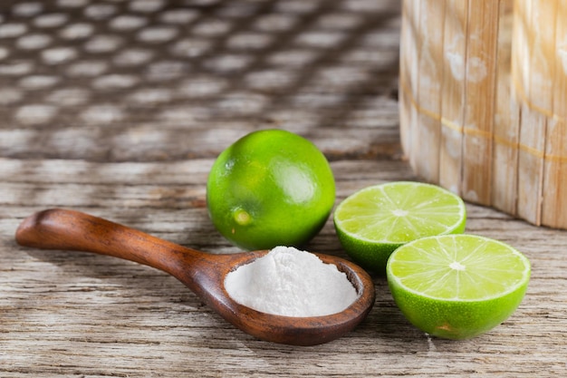 Bicarbonate de soude et citron sur un espace de fond en bois pour le texte