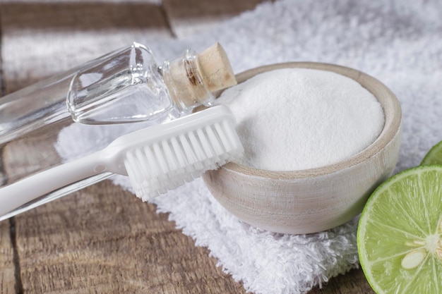 Bicarbonate de soude et citron sur table en bois