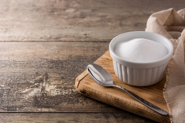 Bicarbonate De Soude Dans Un Bol Blanc Sur Une Table En Bois, Espace De Copie