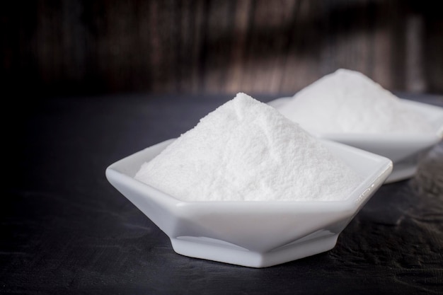 Bicarbonate de soude dans un bol sur la table