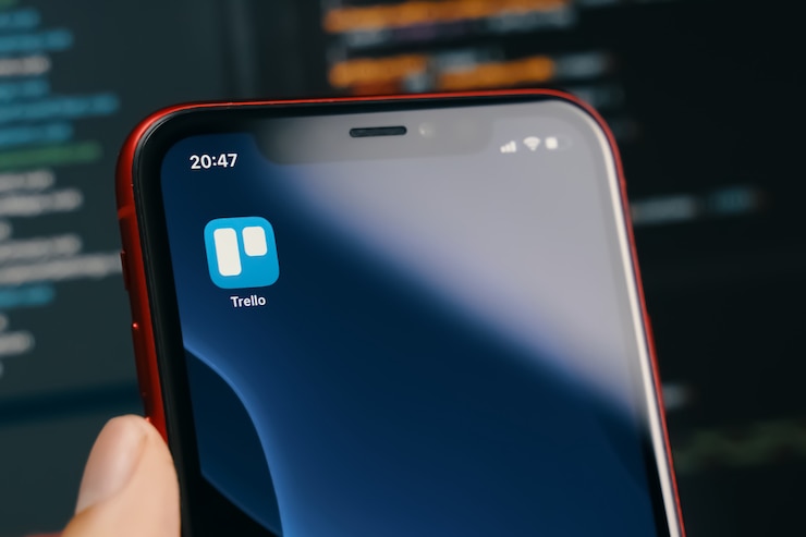 Photo bichkek, kirghizistan - 14 mars 2020: application trello. gros plan sur l'écran du smartphone.