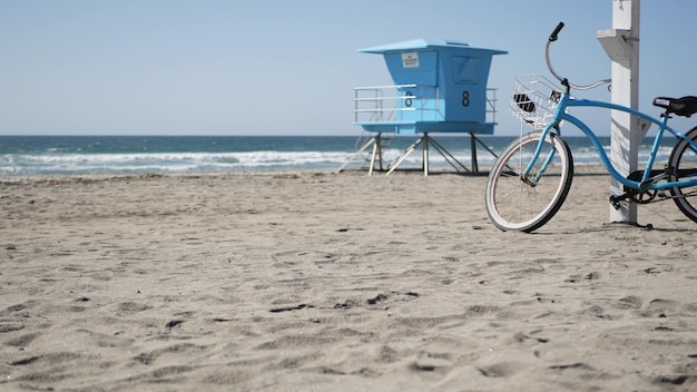 Bicycle cruiser bike par ocean beach California coast USA. Bord de mer d'été. Cycle par tour de sauveteur