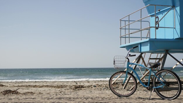 Bicycle cruiser bike par ocean beach California coast USA. Bord de mer d'été. Cycle par tour de sauveteur
