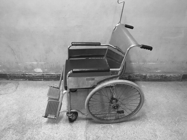 Photo une bicyclette garée contre le mur.