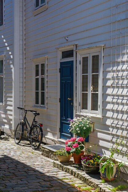 Photo une bicyclette garée devant la porte.