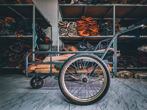 Photo une bicyclette stationnée dans un magasin.