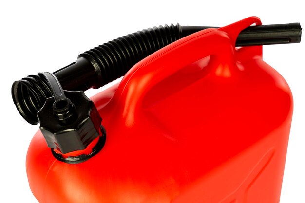 Bidon en plastique rouge pour le gaz isolé sur fond blanc fermé