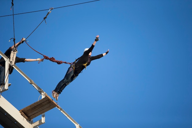 Biélorussie, Gomel, 10.03.2017 année Sauter du pont avec une corde. RoupeSaut