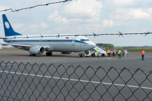 Biélorussie Minsk 3 juillet 2021 Atterrissage d'urgence de l'avion Acte de piraterie aérienne et de terrorisme L'avion est sur la piste Les passagers quittent la cabine de l'avion