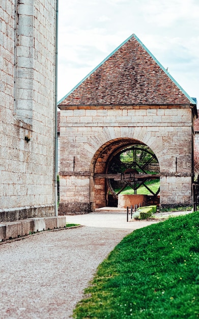 Photo bien à la citadelle de besançon en bourgogne franche-comté région de france. château français et forteresse médiévale en pierre de bourgogne. architecture de la forteresse et paysage urbain.